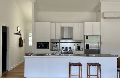 Murrays Run House | Stylish country escape Laguna/Wollombi Hunter Valley. 4 bedrooms. Pet friendly!