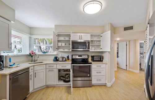 Isla del Sol Condo | Stylish & Cozy Beach Bliss Retreat