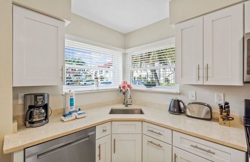Isla del Sol Condo | Stylish & Cozy Beach Bliss Retreat