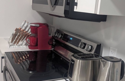 Southwest Edmonton House | Stylish Cozy Private Basement Suite 2 Bedroom, 2 Bed, 1 Bathroom. Fast Wifi