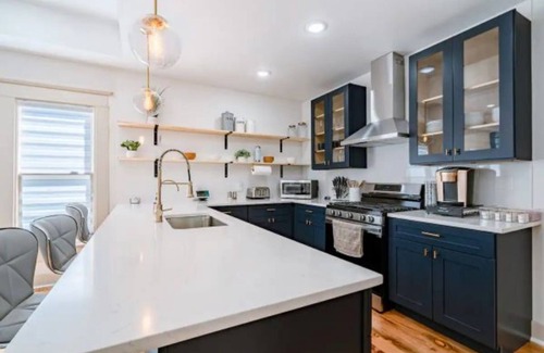 Southtown House | Stylish, Cozy, Spacious ~ 5★ Location ~ Pool Table