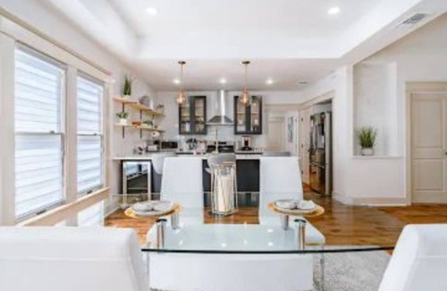 Southtown House | Stylish, Cozy, Spacious ~ 5★ Location ~ Pool Table
