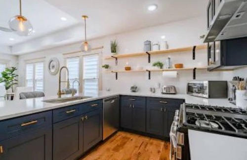 Southtown House | Stylish, Cozy, Spacious ~ 5★ Location ~ Pool Table