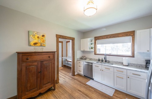 Somerset House | Stylish craftsman, perfect for groups, steps away from Downtown!