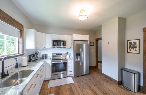 Somerset House | Stylish craftsman, perfect for groups, steps away from Downtown!