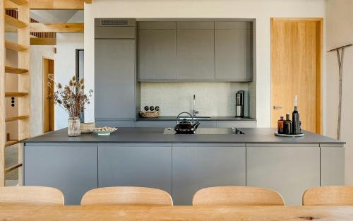 Grunow House | Stylish Design Retreat Near The Lake
