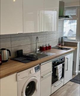 Banstead Apartment | Stylish Detached Studio, Banstead with off street Parking