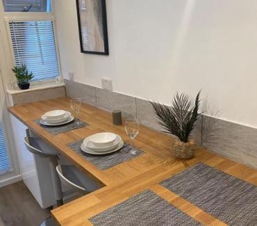 Banstead Apartment | Stylish Detached Studio, Banstead with off street Parking