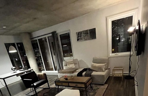 Griffintown Apartment | Stylish Downtown Condo