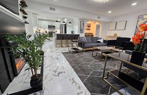 Lawsona - Fern Creek House | Stylish Duplex walkTO Lake Eola Orlando. Sleeps 8