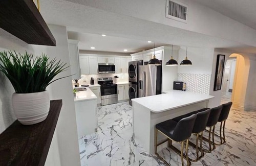 Lawsona - Fern Creek House | Stylish Duplex walkTO Lake Eola Orlando. Sleeps 8