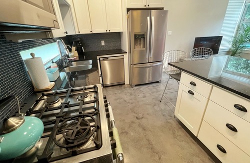 Govalle House | Stylish East Austin Resort-style property: 5/3 main house with a 2/2 guest house