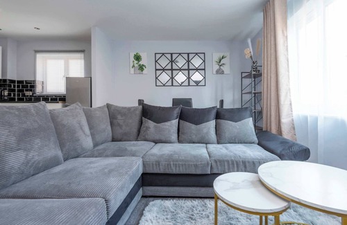 Glyndon Apartment | Stylish Elegant New Flat 5 Min from Elizabeth Line