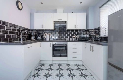Glyndon Apartment | Stylish Elegant New Flat 5 Min from Elizabeth Line