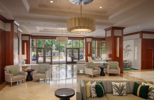 St. Petersburg - Clearwater Hotel | Stylish Escape near Downtown | Lakefront + Pool + Parking | 3 Units