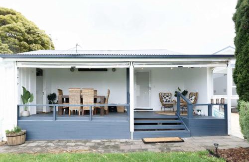 Bridport House | Stylish Escape with Sea Breezes & Comfort