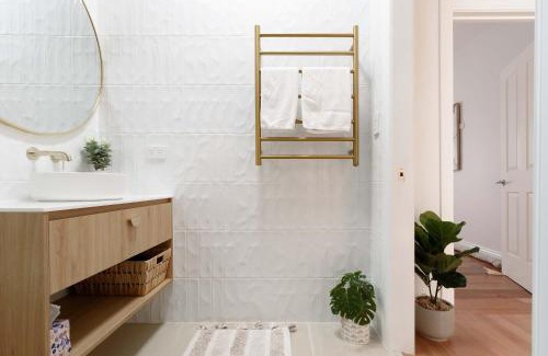 Bridport House | Stylish Escape with Sea Breezes & Comfort