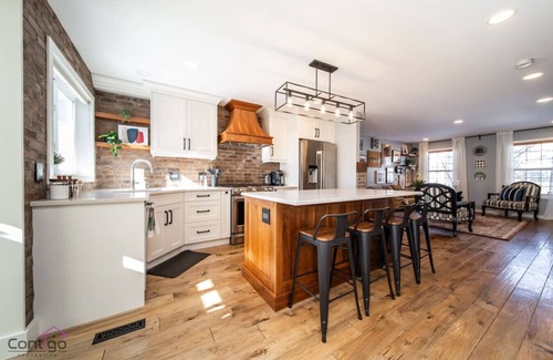 Southwest Edmonton House | Stylish Euro Vibes Home | Gym | AC | Yard | Office
