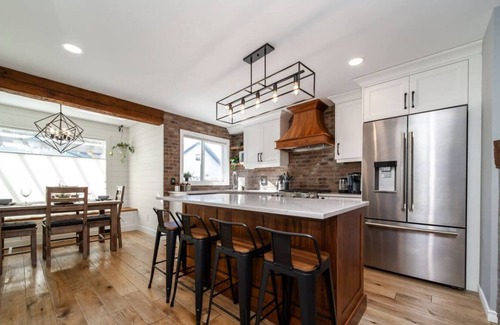 Southwest Edmonton House | Stylish Euro Vibes Home | Gym | AC | Yard | Office