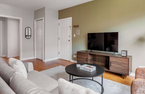 Evanston Apartment | Stylish Evanston 2BR w/ Courtyard, nr Northwestern Beach, by Blueground