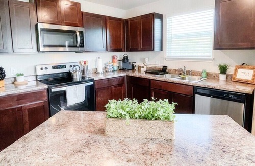 Southside House | Stylish Family Home Near Lackland POOL!