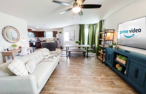 Southside House | Stylish Family Home Near Lackland POOL!