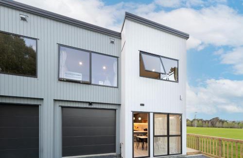 Massey Villa | Stylish Family Parkside Escape near Westgate