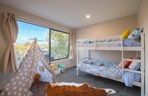 Massey Villa | Stylish Family Parkside Escape near Westgate