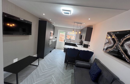 Squirrel's Heath Apartment | Stylish Flat in London, sleeps 4n