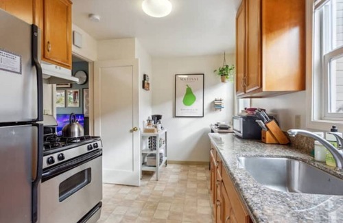Albany Apartment | Stylish Flat with Free Parking in Downtown Albany