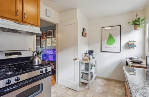 Albany Apartment | Stylish Flat with Free Parking in Downtown Albany