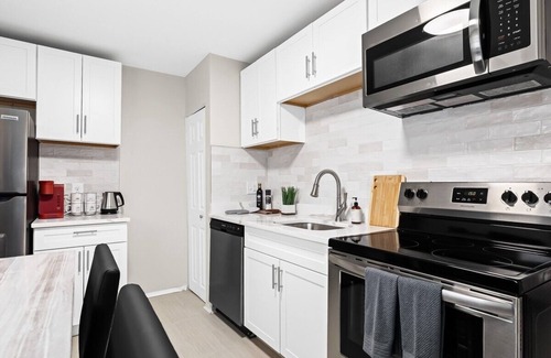 Hazel Park Apartment | Stylish Gem in Hazel Park | 1BA | 2BD