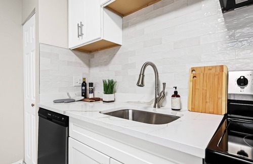 Hazel Park Apartment | Stylish Gem in Hazel Park | 1BA | 2BD