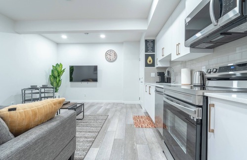 Southeast Calgary House | Stylish Getaway 5 minutes to YMCA and South Health Campus Hospitaln