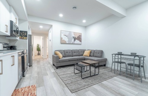 Southeast Calgary House | Stylish Getaway 5 minutes to YMCA and South Health Campus Hospitaln