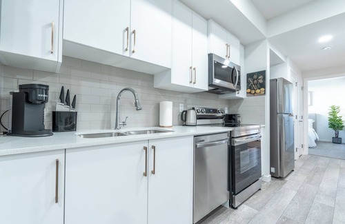 Southeast Calgary House | Stylish Getaway 5 minutes to YMCA and South Health Campus Hospitaln