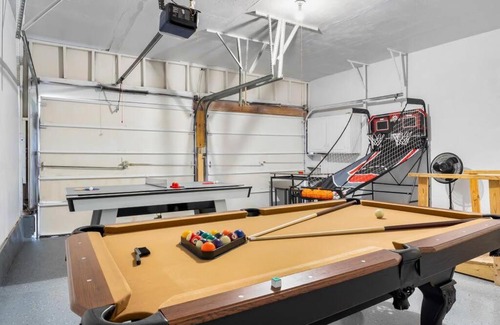 Cedar Crest House | Stylish GETAWAY, Close to Downtown, Perfect for Large Groups, Gameroom