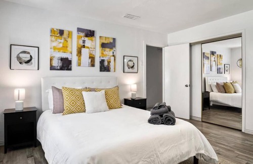 Cedar Crest House | Stylish GETAWAY, Close to Downtown, Perfect for Large Groups, Gameroom