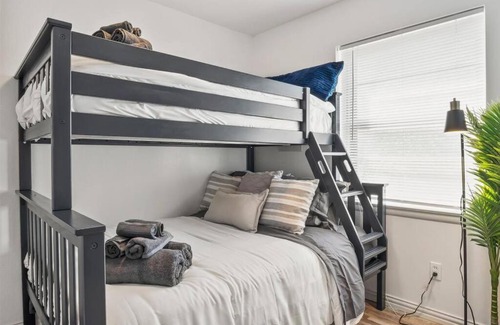 Cedar Crest House | Stylish GETAWAY, Close to Downtown, Perfect for Large Groups, Gameroom