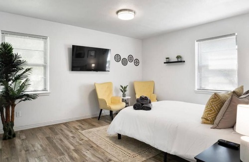 Cedar Crest House | Stylish GETAWAY, Close to Downtown, Perfect for Large Groups, Gameroom