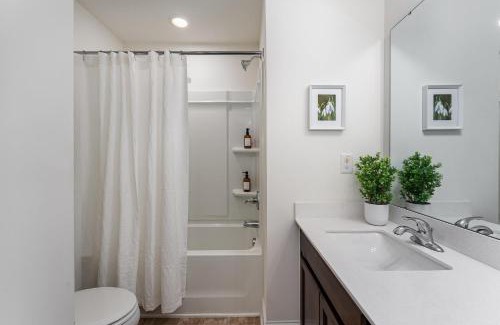 Southeast Raleigh House | Stylish Getaway near City Center & Coastal Credit Music Park