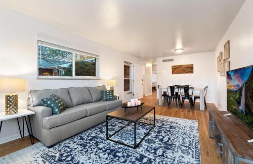 University Acres Apartment | Stylish Getaway with Designer Touches - Free Bikes