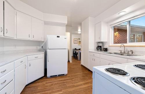 University Acres Apartment | Stylish Getaway with Designer Touches - Free Bikes