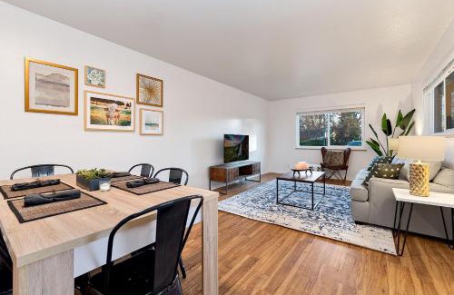 University Acres Apartment | Stylish Getaway with Designer Touches - Free Bikes