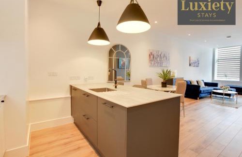 Westcliff-on-Sea Apartment | Stylish & Gorgeous 1BR Excellent Location Nr Cliffs Pavillion by Luxiety Stays Serviced Accommodation