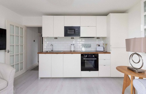 East Wittering Apartment | Stylish Ground Floor Apartment with Sea Views
