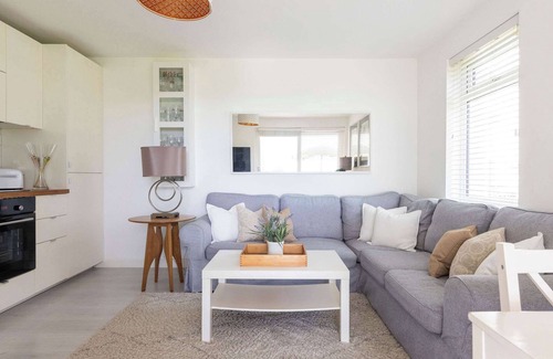 East Wittering Apartment | Stylish Ground Floor Apartment with Sea Views
