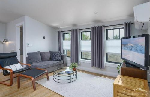 Clayton House | Stylish Guesthouse Steps To Park W Tub & Tv