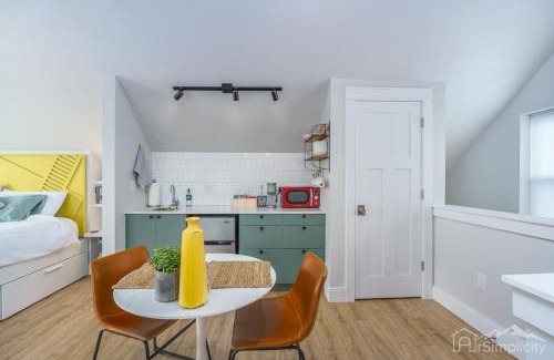 Clayton House | Stylish Guesthouse Steps To Park W Tub & Tv