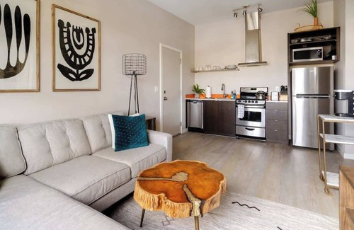 Belmont Apartment | Stylish Hawthorne 1BR w 90 WalkScore